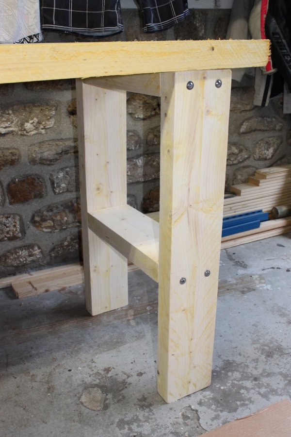 Intérieur De Garage De Banlieue À La Maison Grand Établi En Bois Avec  Beaucoup D'outils De Mécanique Électrique À L'arrière-plan. Entrepôt De  Plafond De Support D'étagère De Stockage De Roues De Rechange