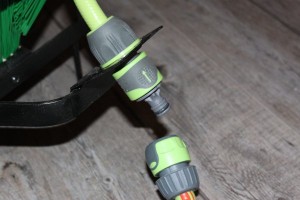 Installez les raccords automatique pour fixer les tuyaux d'arrosage