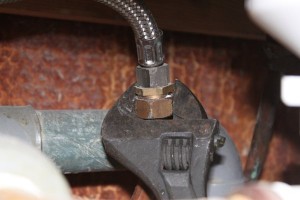 Dévisser les raccords de tuyau d'eau chaude