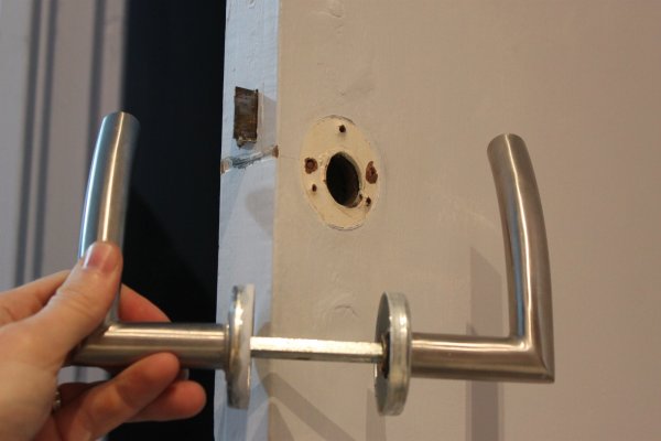 3 astuces faciles et rapides pour réparer une poignée de porte : Femme  Actuelle Le MAG