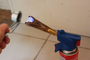 Allumez votre lampe à souder à l'aide de votre allume bruleur