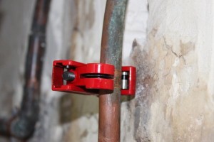 Positionnez le coupe tube sur le tuyau à couper