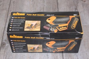 Ouverture de la boîte de la Ponceuse à bande compacte TRITON TCM BS