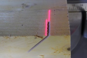 en coupe onglet, les lasers présentent un écart d'un millimètre