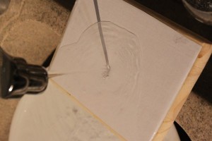 Humidifier le papier sous un chiffon humide