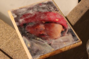 Retirer tout le papier pour voir la photo sur le bois