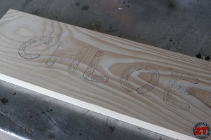 Gravure sur plaque de bois