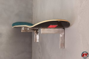 Conception étagère de chevet skateboard