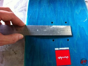 Conception étagère de chevet skateboard