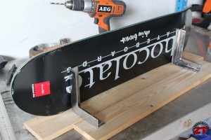 Conception étagère de chevet skateboard